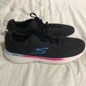 Skechers women’s size 9 black shoes.